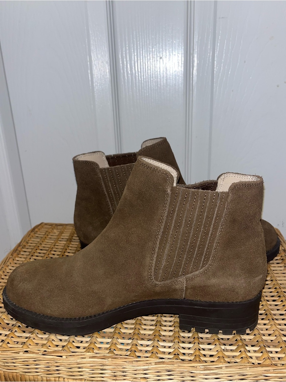 REVITALIGN Kodiak Bluff water-resistant suede Chelsea boots in Bison - Picture 8 of 12